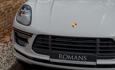 Porsche Macan Turbo 25