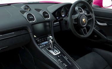 Porsche 718 Cayman GT4 13