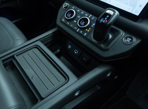 Land Rover Defender 90 V8 P525 URBAN 25