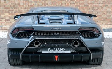 Lamborghini Huracan LP640-4 Performante 5