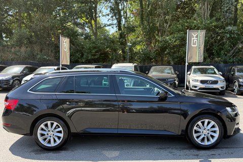 Skoda Superb SE TECHNOLOGY IV DSG - 11 SERVICES AT SKODA -HYBRID AUTOMATIC ESTATE 5