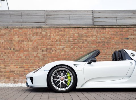 Porsche 918 Spyder Weissach 32