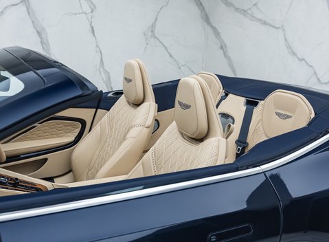 Aston Martin DB12 Volante 22