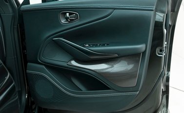 Aston Martin DBX 707 23