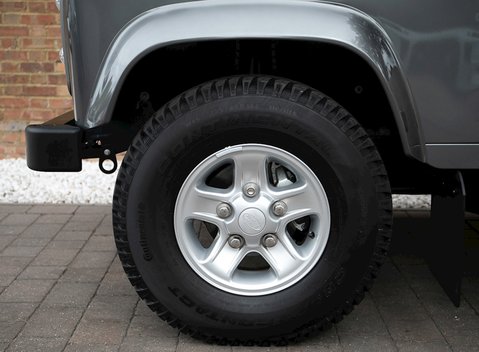 Land Rover Defender 90 TD XS Station Wagon 10