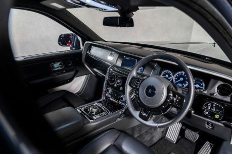 Rolls-Royce Cullinan V12. DYNAMIC PACKAGE. ACTIVE CRUISE. SHOOTING STAR HEADLINER. HUD 36