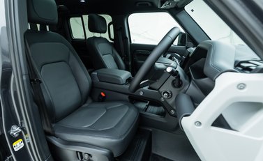 Land Rover Defender 110 D300 X-Dynamic HSE 11