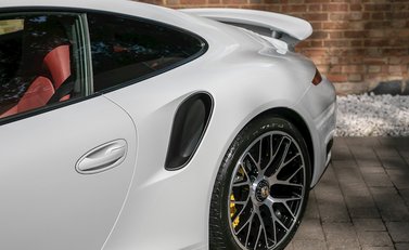 Porsche 911 (991) Turbo S 32