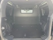 Land Rover Defender 90 D300 Hard Top X-Dynamic HSE 11