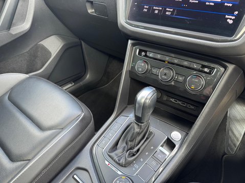 Volkswagen Tiguan R-LINE TECH TSI 4MOTION DSG 19