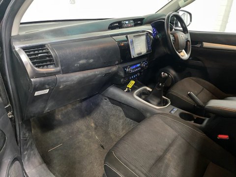 Toyota Hilux INVINCIBLE 4WD D-4D DCB 17