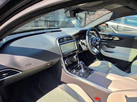 Jaguar XE 2.0 XE R-Dynamic Black Auto 4dr 8