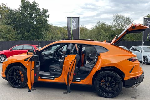 Lamborghini Urus V8 - ORANGE -AKRAPOVIC EXHAUST -PAN ROOF -B&O-MASSAGE SEATS-BLIND SPOT -ACC 21