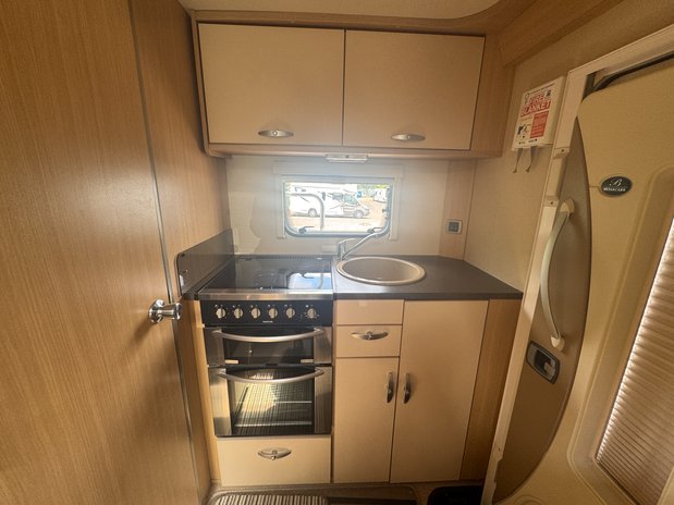 Bessacarr E 5 Berth | 4 Belts | Dinette | Rear Kitchen| Side Bathroom | Vanlux 17