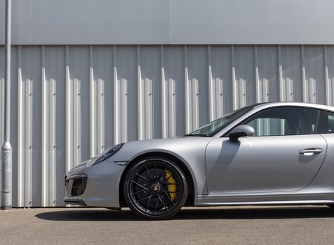 Porsche 911 Carrera GTS (991.2) 26