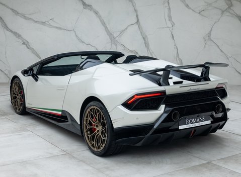 Lamborghini Huracan Spyder LP640-4 Performante 12