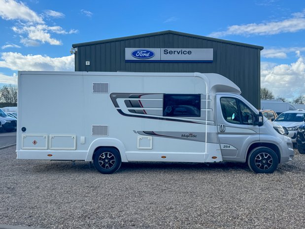 Elddis Majestic 254 2 Belt|4 Berth|Transverse Island Bed|Kitchen|Bathroom|Large Fridge Freezer 40