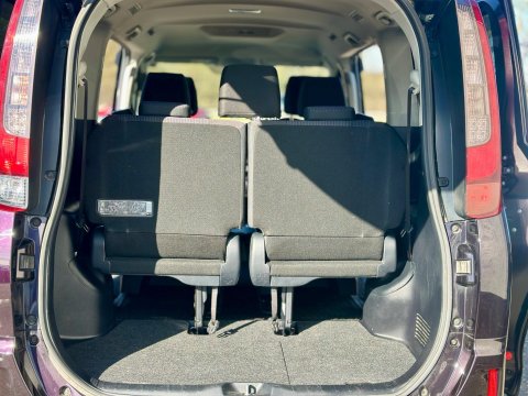 Toyota Noah Hybird 7 Seaters 24