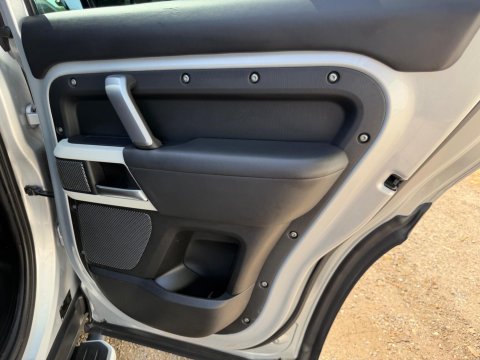 Land Rover Defender X-DYNAMIC S MHEV 41