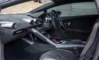 Lamborghini Huracan LP640-4 Performante 13