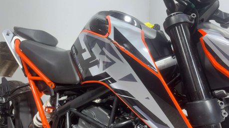 KTM Duke 2018 26K RUNNING PROJECT BIKE SPARES OR REPAIR 125CC NAKED 28