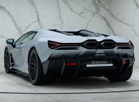 Lamborghini Revuelto 12