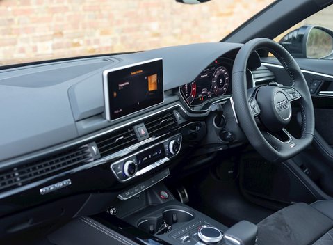 Audi RS4 Avant Sport Edition 16