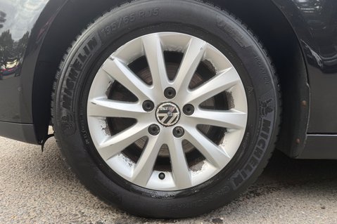 Volkswagen Golf BLUEMOTION MATCH TDI -DEMO +1 OWNER -19 SERVICES -£35 ROAD TAX -SUNROOF 50