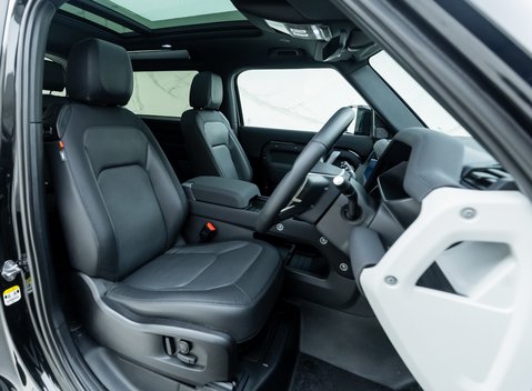 Land Rover Defender 90 D250 X-Dynamic SE URBAN 11