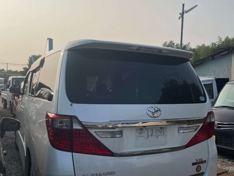 Toyota Alphard GOLDEN EYES II V6 7
