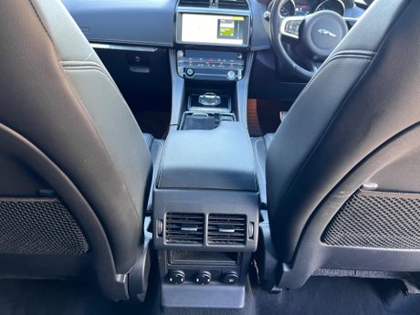 Jaguar F-Pace 2.0 D180 R-Sport Auto AWD Euro 6 (s/s) 5dr 31