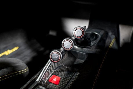 Ferrari 488 Pista WARRANTY. HISTORIC PAINTWORK. CARBON FIBRE INT & EXT. LIFT. CARPLAY. 38