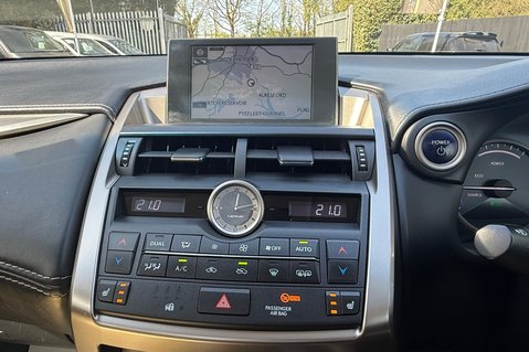 Lexus NX 300H LUXURY - PANORAMIC ROOF -2 OWNERS - 7 LEXUS SERVICES 26