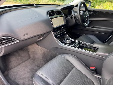 Jaguar XE 2.0i Portfolio Auto AWD Euro 6 (s/s) 4dr 30