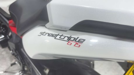 Triumph Street Triple R 2013 13K EXCELLENT CONDITION NEW MOT 675CC TRIPLE 29
