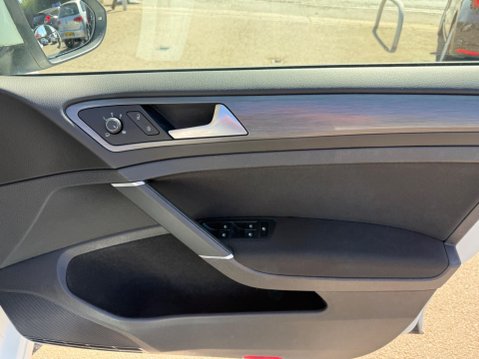 Volkswagen Golf 1.0 TSI BlueMotion Tech SE Nav DSG Euro 6 (s/s) 5dr 26