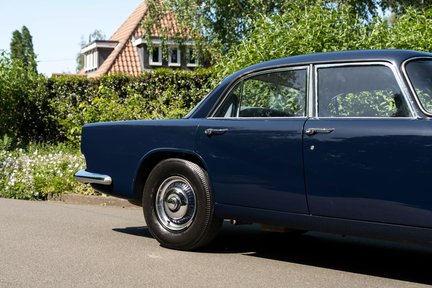 Aston Martin Lagonda Rapide Sports Saloon Manual 14
