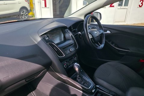 Ford Focus TITANIUM…1 FORMER KEEPER,11 SERVICES,SAT NAV,CLIMATE CONTROL 19