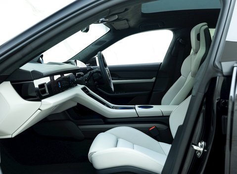 Porsche Taycan Turbo S Cross Turismo 15