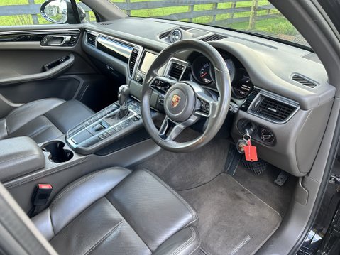Porsche Macan S PDK 16