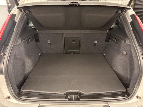 Volvo XC40 2.0 B3 MHEV Plus Dark DCT Auto Euro 6 (s/s) 5dr 40