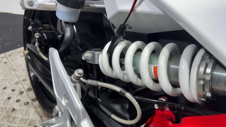 Hyosung GD 2016 ONLY 1K VERY CLEAN LIGHT WEIGHT SPORTS BIKE 250CC NEW MOT 8