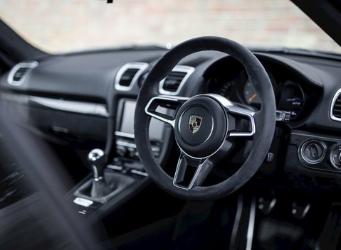 Porsche Cayman GT4 11
