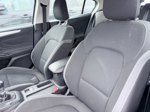 Ford Focus 1.5 ZETEC TDCI 10