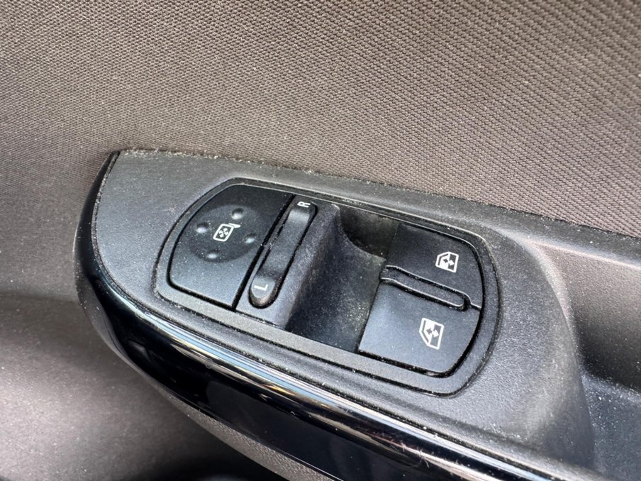 2016 Vauxhall Corsa — image 27
