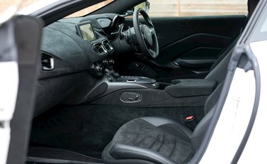 Aston Martin V8 Vantage 14