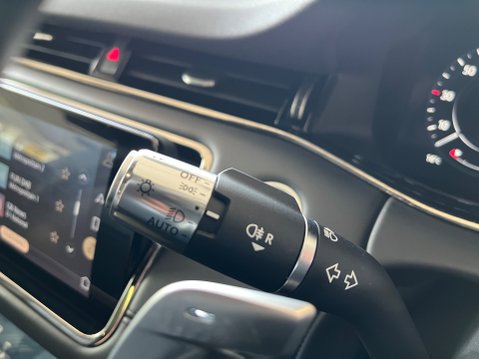 Land Rover Range Rover Evoque 2.0 D200 R-DYNAMIC HSE MHEV 29