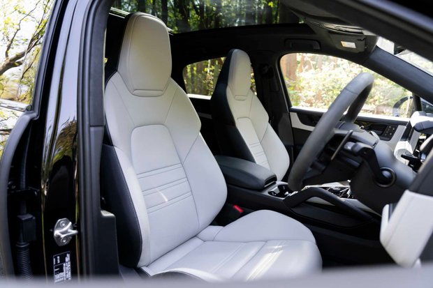 Porsche Cayenne GTS. WARRANTY. HUD. PANORAMIC ROOF. COMFORT ACCESS. BOSE. S/CHRONO. 3