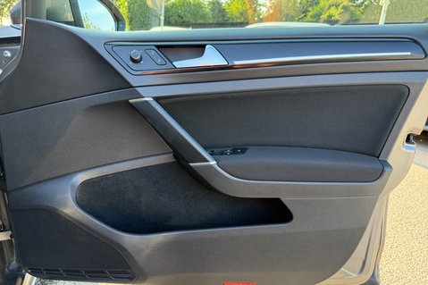 Volkswagen Golf GTD - PANORAMIC ROOF - ACC - SPORT AND SOUND PACK - CARPLAY 35
