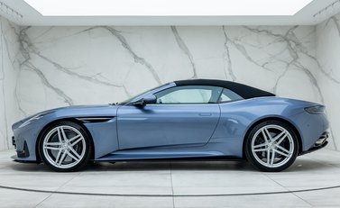 Aston Martin DB12 VOLANTE 4